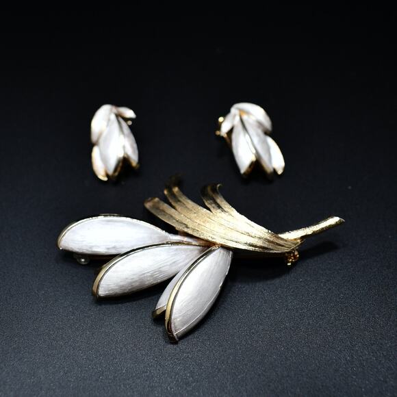 1950s White Enamel Tulip Brooch Earrings Set Gold Tone Floral Vintage Jewelry - Picture 7 of 10